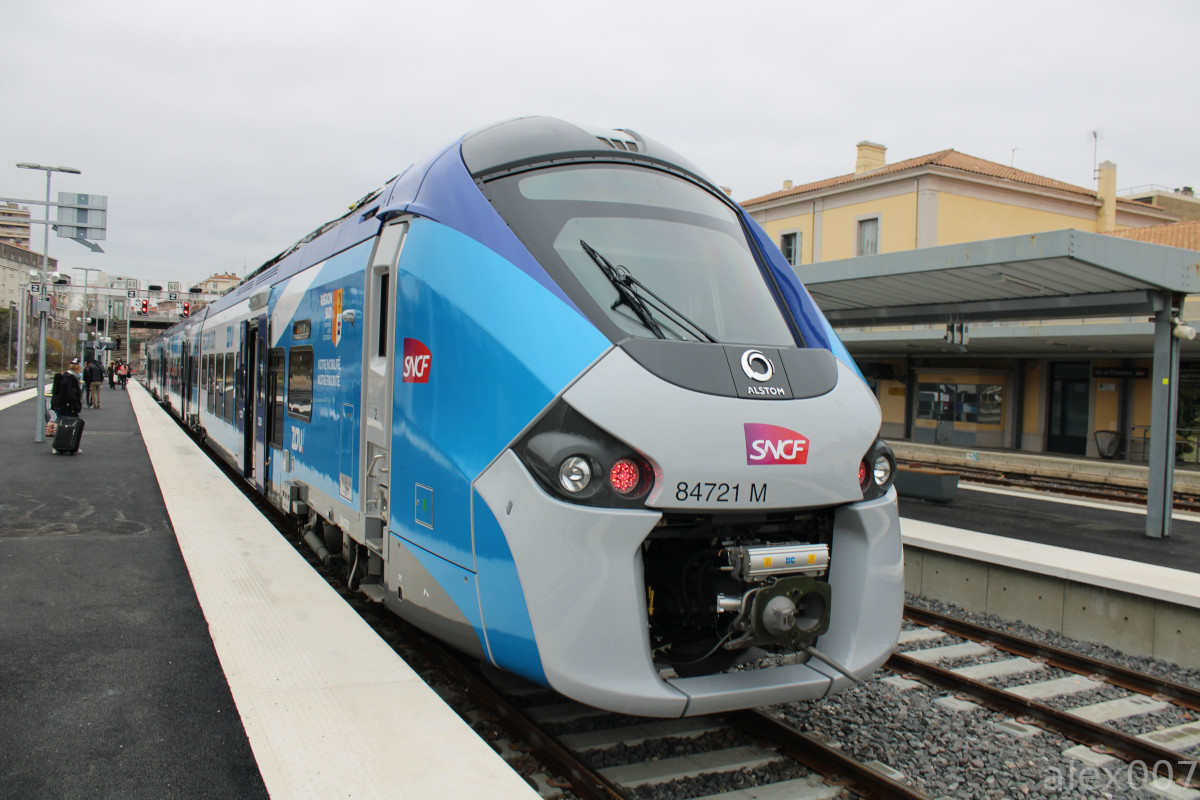 Régiolis B 84721 qui vient d'arrivé à la gare d'Aix En Provence en provenance de Marseille St Charles
